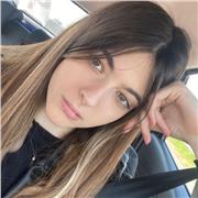 Studentessa impartisce ripetizioni e aiuto compiti